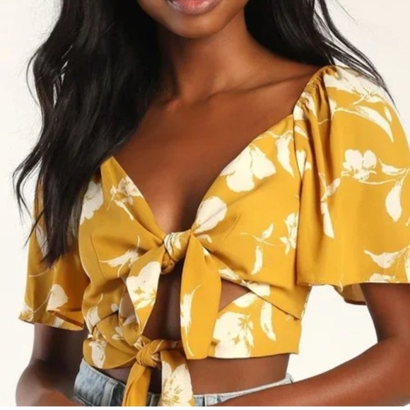 Lulus Tops - NWT Lulu’s Yellow Floral Cropped Top Toe Front size XL
